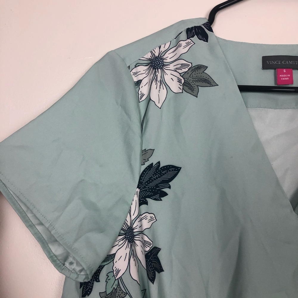 Vince Camuto Floral Cross Over Short Sleeve Top - Picture 3 of 7
